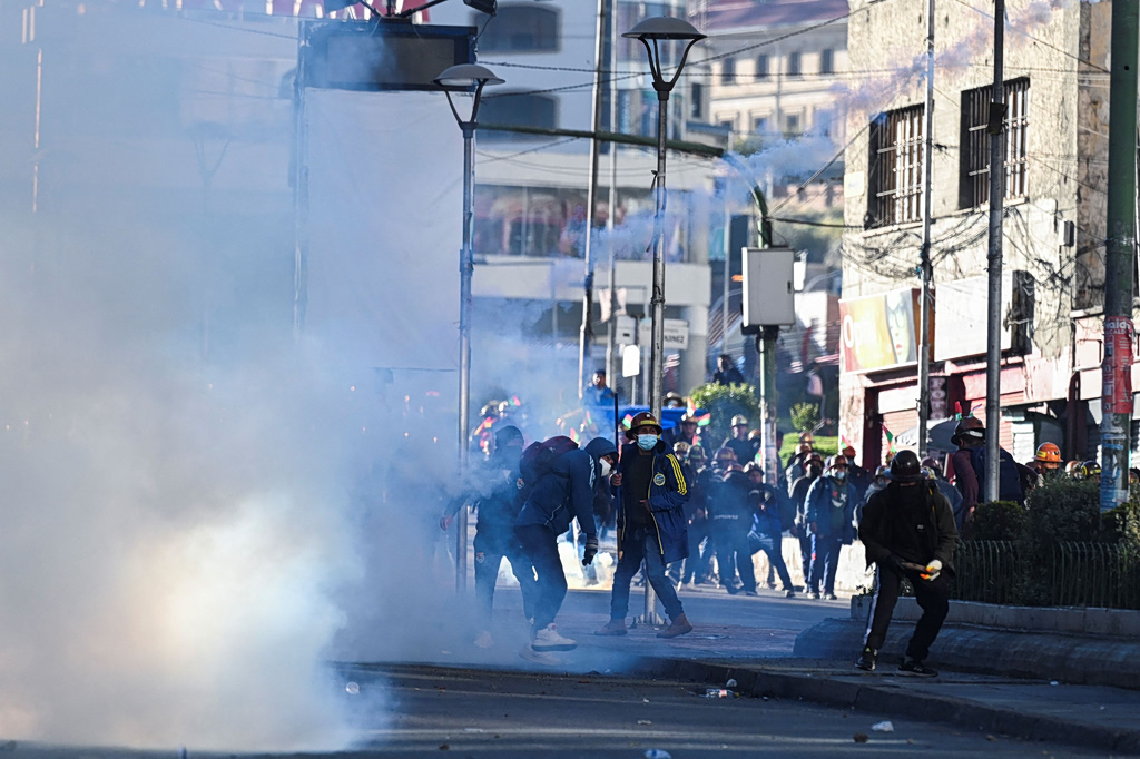 Βολιβία: Χιλιάδες εργαζόμενοι ορυχείων παρέλυσαν την πρωτεύουσα Λα Πας, συγκρούστηκαν με την αστυνομία