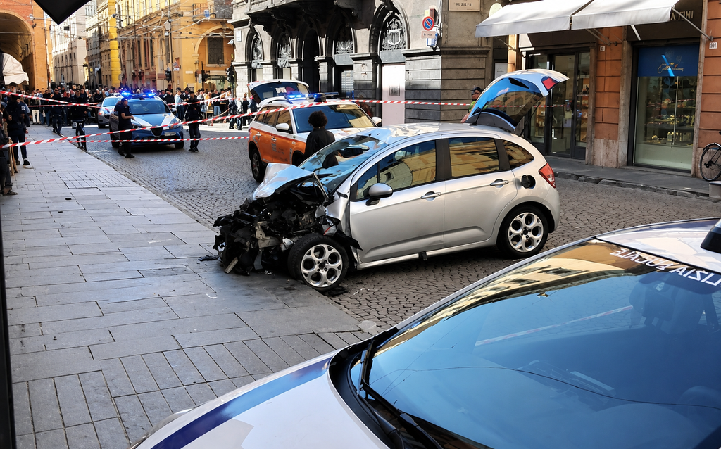 Ιταλία: Βίντεο σοκ από τη στιγμή που αυτοκίνητο παρασύρει πεζούς στη Μοντένα – Ο οδηγός μαχαίρωσε άνδρα που τον κυνήγησε