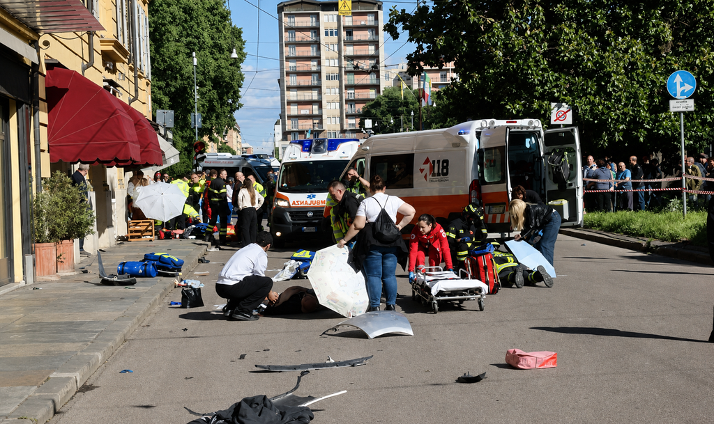Συναγερμός στην Ιταλία: Αυτοκίνητο έπεσε πάνω σε πεζούς στην Μοντένα – Δύο σοβαρά τραυματίες