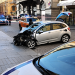 Ιταλία: Βίντεο σοκ από τη στιγμή που αυτοκίνητο παρασύρει πεζούς στη Μοντένα – Ο οδηγός μαχαίρωσε άνδρα που τον κυνήγησε