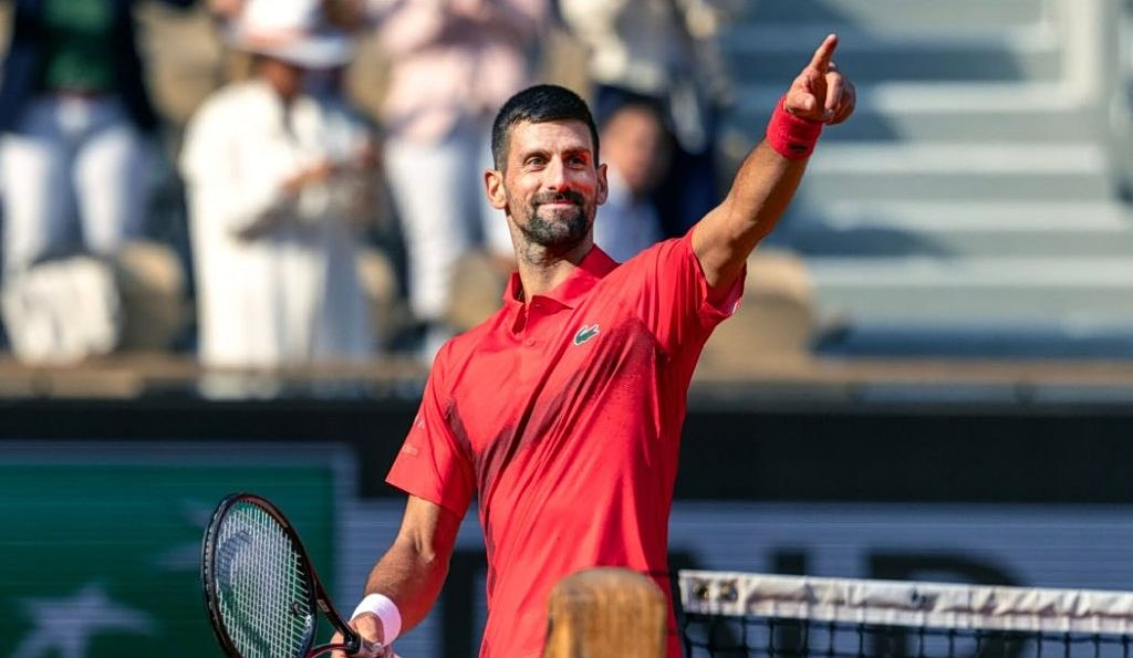 Τζόκοβιτς: Ανατροπή, νίκη και… χορός στο Roland Garros (vid)