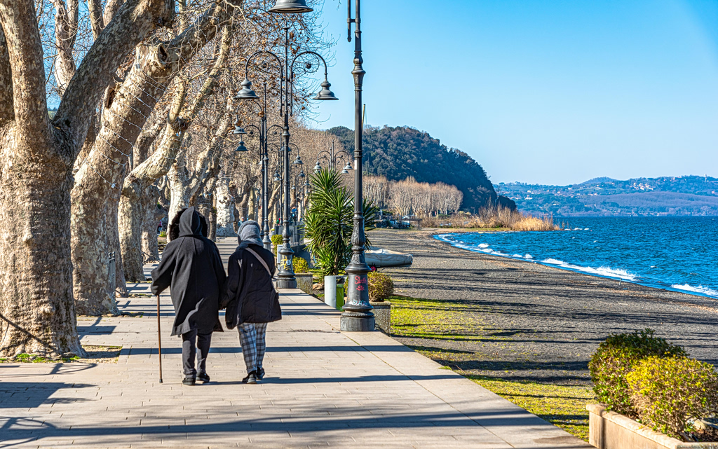 Η Ελλάδα γερνάει και ερημοποιείται – Τι αποκαλύπτουν τα δημογραφικά στοιχεία για τον πληθυσμό