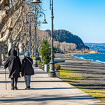 Η Ελλάδα γερνάει και ερημοποιείται – Τι αποκαλύπτουν τα δημογραφικά στοιχεία για τον πληθυσμό