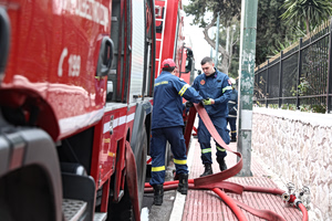 Φωτιά σε βιομηχανική περιοχή στην Πάτρα – Διακοπή στα δρομολόγια του προαστιακού