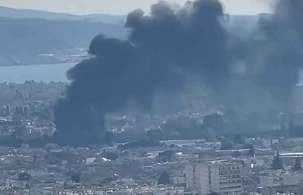 Πάτρα: Μήνυμα του 112 για τη μεγάλη φωτιά στις εγκαταστάσεις της παλιάς Pirelli