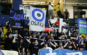Η Γκάμπα Οσάκα χάρισε το τρόπαιο στους οπαδούς της μετά τον τελικό με την Αλ Νασρ