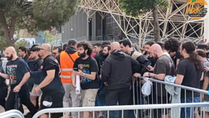 Συναυλία Iron Maiden: Άνοιξαν οι πύλες στο ΟΑΚΑ – Μπήκαν μέσα τρέχοντας οι fans που ειχαν σχηματίσει ουρές από νωρίς