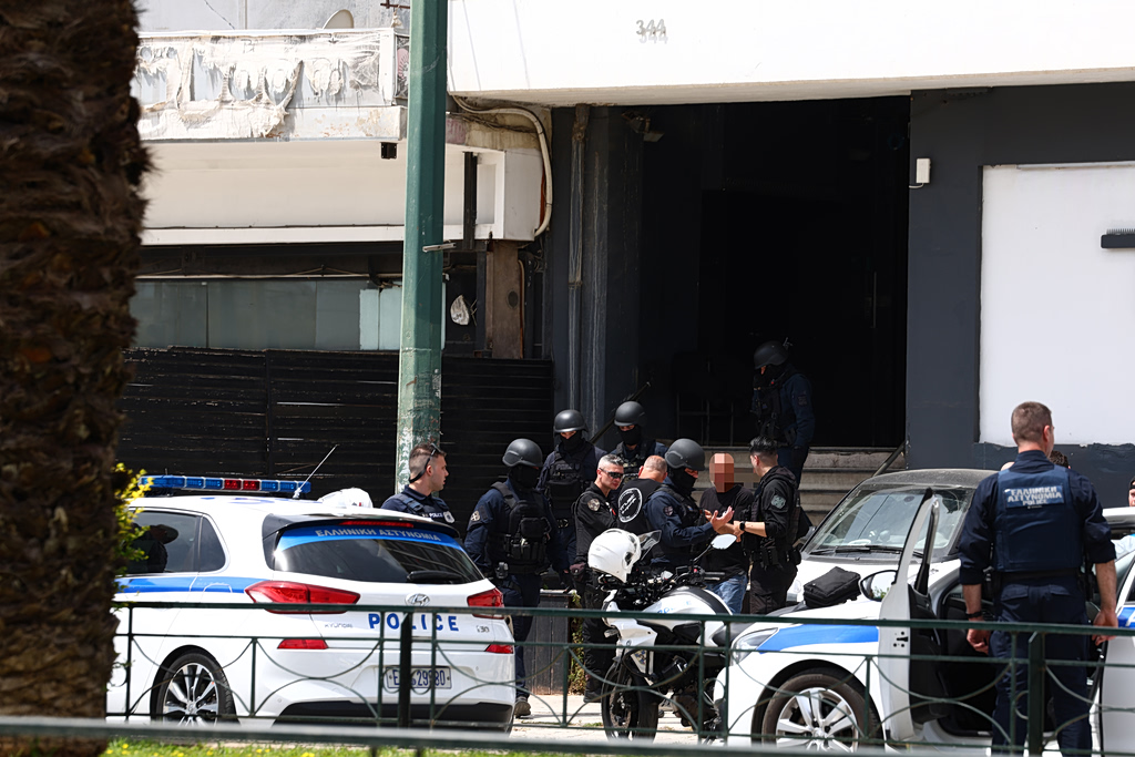 Καλλιθέα: «Μπήκε στο μαγαζί με το όπλο για να με σκοτώσει» – Η 43χρονη περιγράφει τα δραματικά δευτερόλεπτα