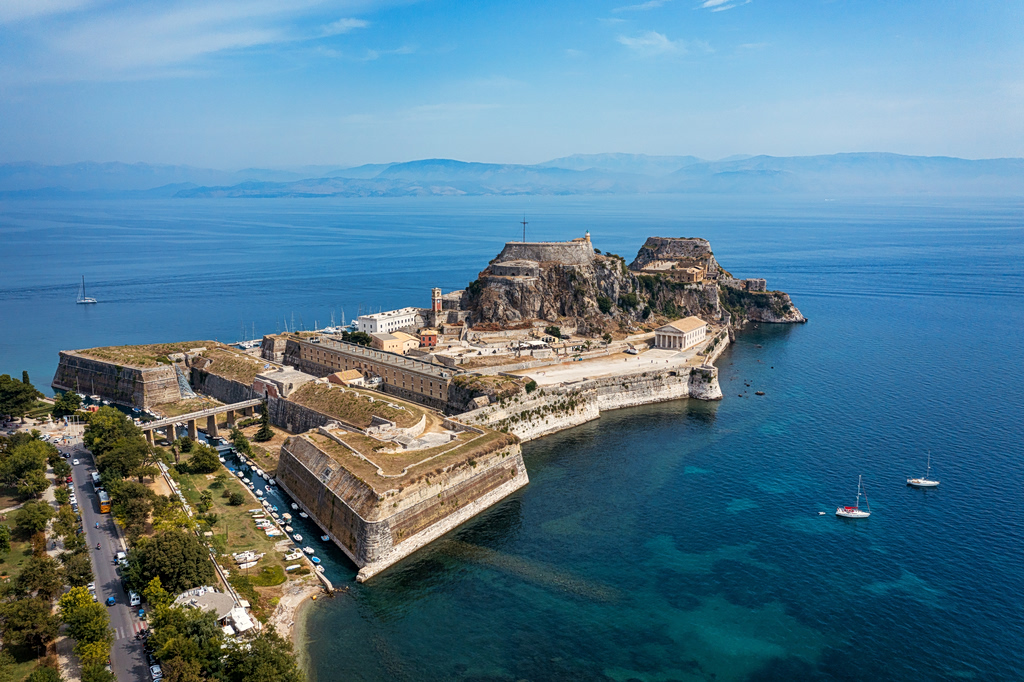 Κέρκυρα, πίσω απ’ τη βιτρίνα