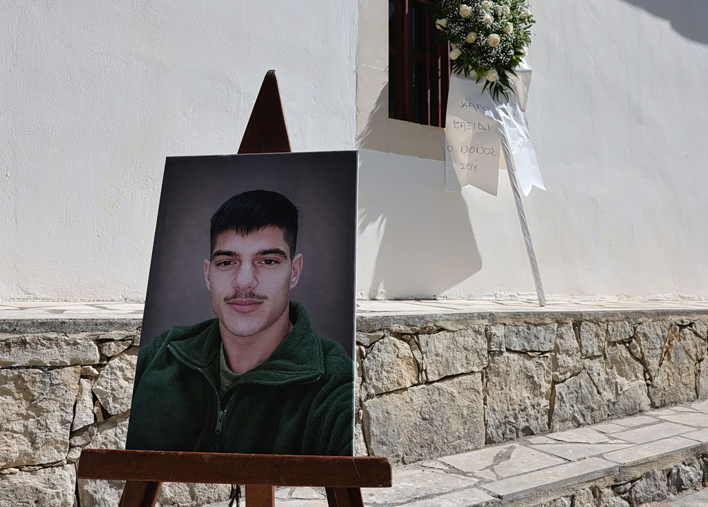 Κηδεία 21χρονου Κρήτη: Οδύνη, οργή και ανησυχία για βεντέτα – «Φύγετε» φώναζαν στους αστυνομικούς οι συγγενείς