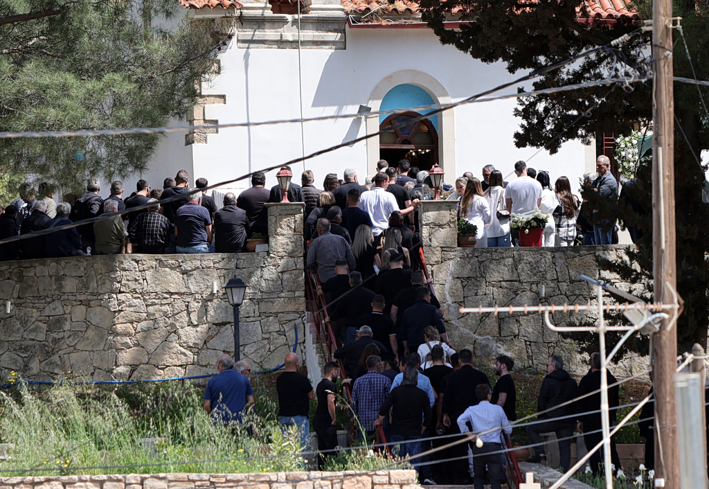 Κρήτη: Οργή στην κηδεία του 21χρονου – «Ήρθατε τώρα που τον σκότωσαν» φώναζαν οι συγγενείς στους αστυνομικούς