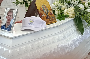 Χανιά: Σε κλίμα οδύνης η κηδεία του 33χρονου γιατρού που αγννοούνταν για 6 μήνες – Το συγκινητικό «αντίο» της σχολικής του κοινότητας