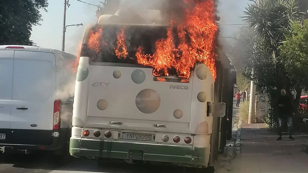 Πυρκαγιά σε λεωφορείο στο Ίλιον: Αίτια ερευνά η Πυροσβεστική