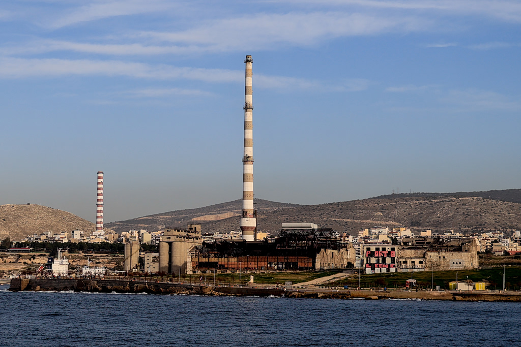 Αυτοκίνητο στη θάλασσα στον Πειραιά: Απεγκλωβίστηκε οδηγός