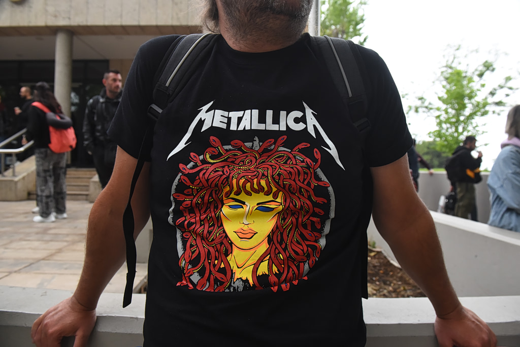 «Πυρετός» για τους Metallica: Ουρές εκατοντάδων μέτρων στο ΟΑΚΑ, από το μεσημέρι, για τη μεγάλη συναυλία (Video)