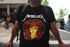 «Πυρετός» για τους Metallica: Ουρές εκατοντάδων μέτρων στο ΟΑΚΑ, από το μεσημέρι, για τη μεγάλη συναυλία (Video)