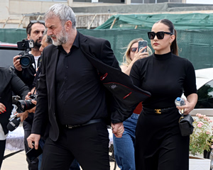 Ο Τραϊανός Δέλλας αποχαιρετά τη Γωγώ Μαστροκώστα – Χέρι-χέρι με την κόρη τους (video, pics)