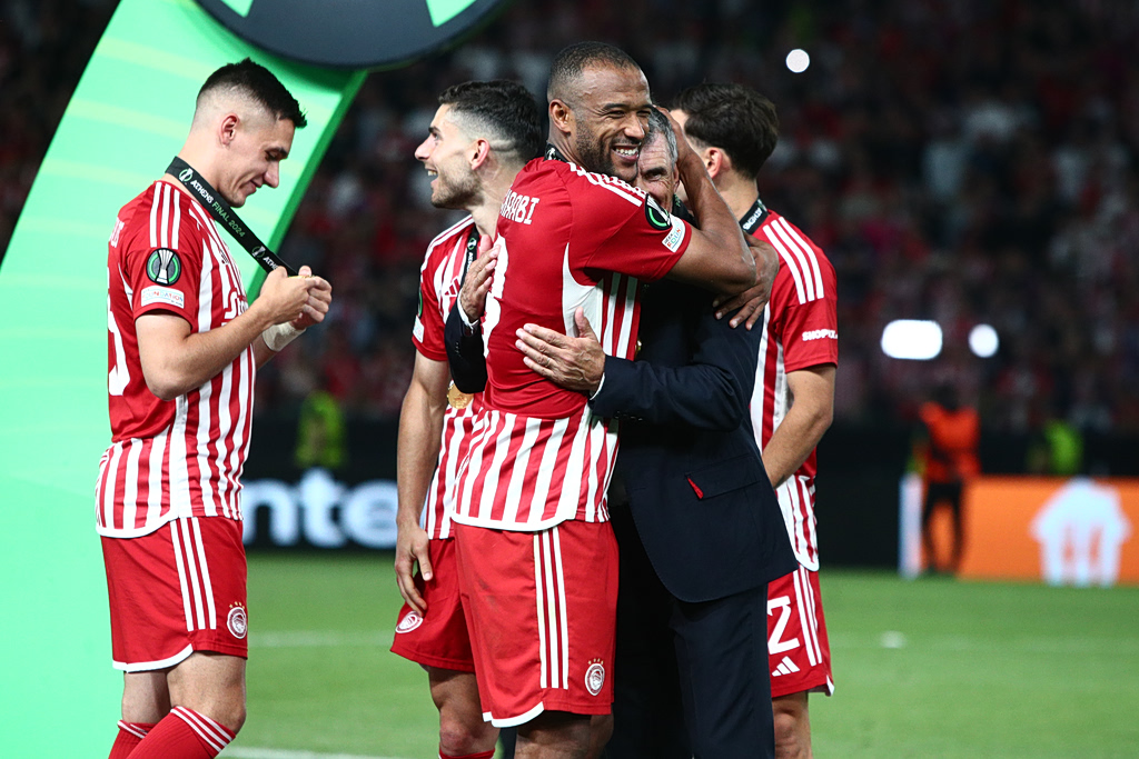Η UEFA θυμήθηκε τον θρίαμβο του Ολυμπιακού στο Conference League με φωτογραφία Ελ Κααμπί – Μεντιλίμπαρ (pic)