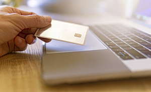 Σταθερή άνοδος στις online αγορές στην Ελλάδα: Τι αγοράζουν οι καταναλωτές και ποιες κατηγορίες προτιμούν