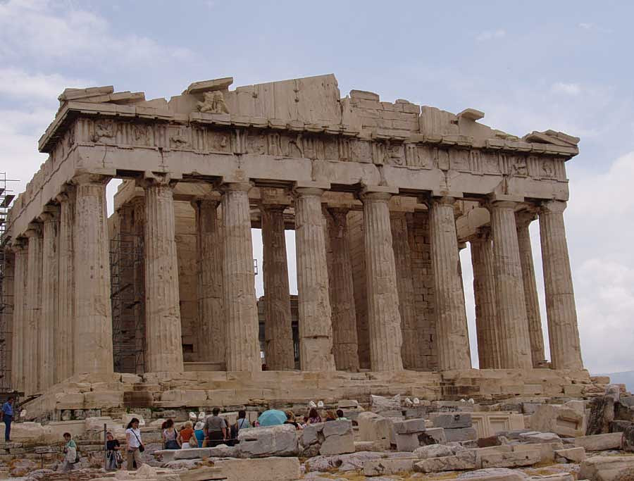 Le Monde: «Παράθυρο» μέσω της γαλλικής νομοθεσίας να ανοίξει ο δρόμος για επιστροφή θραυσμάτων του Παρθενώνα από το Λούβρο