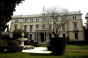 Περιήγηση των «ΝΕΩΝ» στο Μουσείο Δώρων του Προεδρικού Μεγάρου -Διαμάντια, αμέθυστοι και… γράμματα από το μέτωπο
