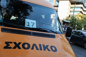 Ανατροπή σχολικού λεωφορείου στο Παλαιό Φάληρο