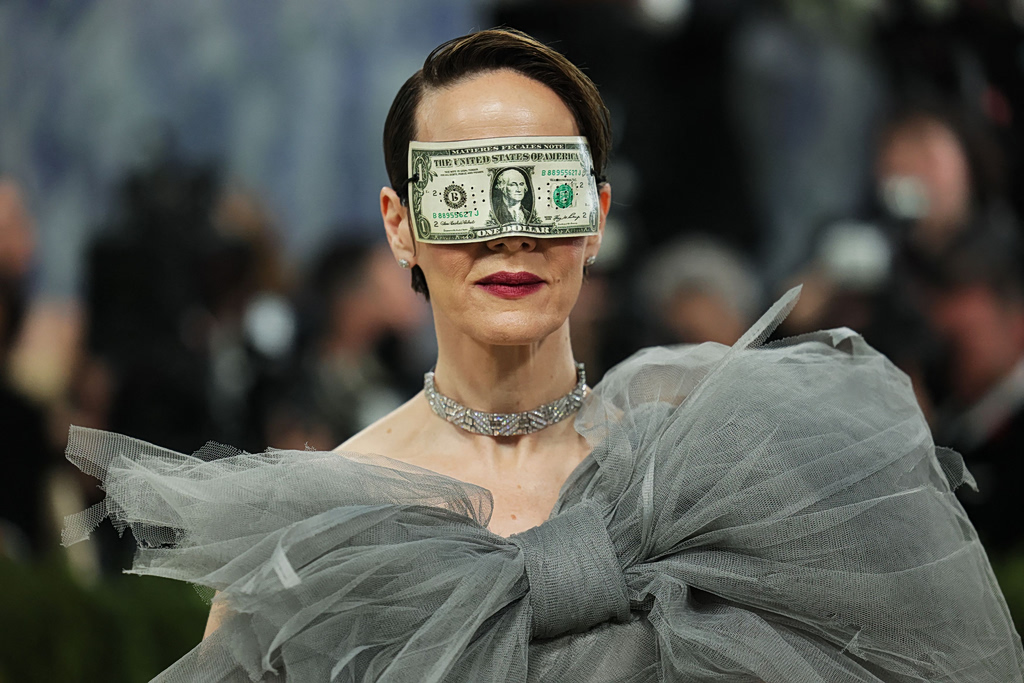 Οι συμβολισμοί του MET GALA: Τα έργα τέχνης, ο Bad Bunny και η μάσκα με το δολάριο