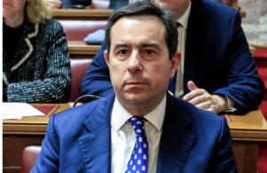 Άγριο επεισόδιο ανάμεσα σε Μηταράκη και Κωνσταντοπούλου: «Να αποβληθεί από την αίθουσα» – «Μαζευτείτε λίγο όλοι οι υπόδικοι»