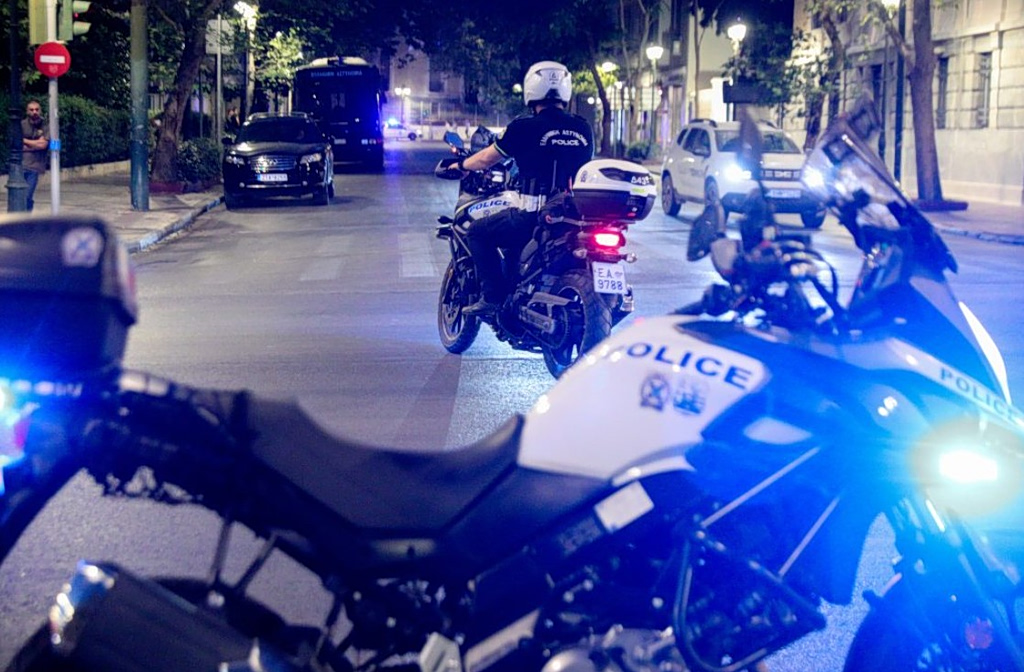 Καλλιθέα: Νέο βίντεο-ντοκουμέντο από την καταδίωξη του 58χρονου που πυροβόλησε μέσα στο κλαμπ και τραυμάτισε γυναίκα