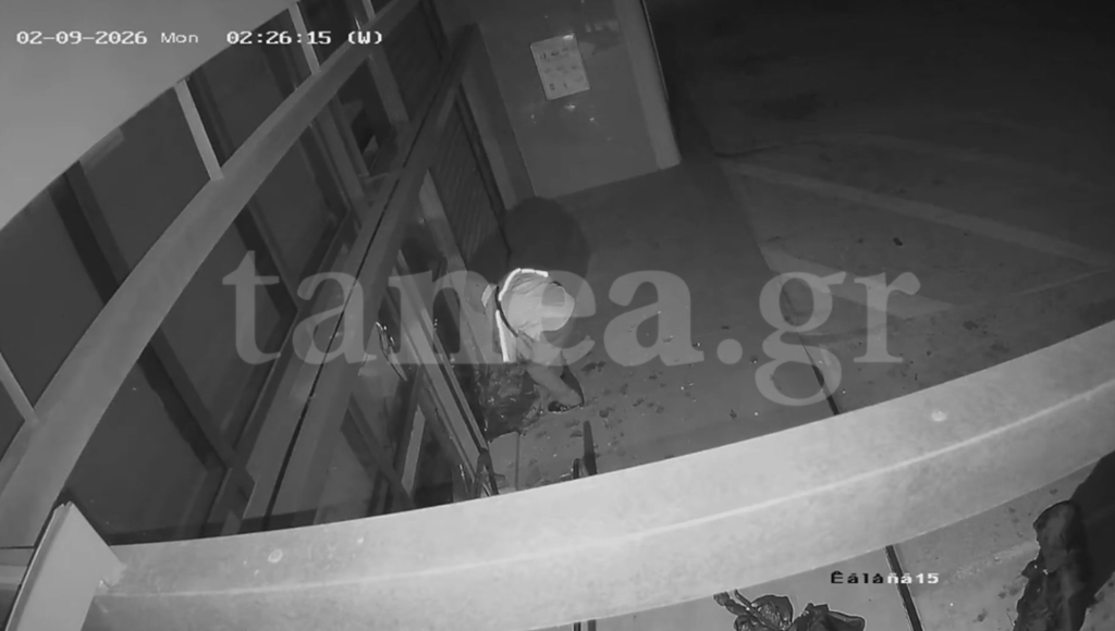 Βίντεο ντοκουμέντο: Η 26χρονη της Κάτω Τιθορέας με όπλο σε ρόλο «φρουρού» στην απόπειρα διάρρηξης ΑΤΜ