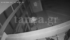 Βίντεο ντοκουμέντο: Η 26χρονη της Κάτω Τιθορέας με όπλο σε ρόλο «φρουρού» στην απόπειρα διάρρηξης ΑΤΜ