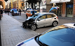 Επίθεση στη Μόντενα: Μαρτυρίες σοκ μετά την αιματηρή παράσυρση – Στο μικροσκόπιο τα κίνητρα