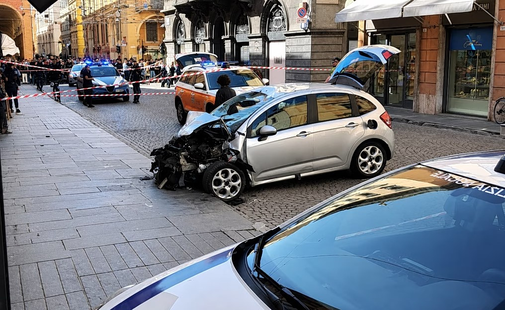 Επίθεση στη Μόντενα: Μαρτυρίες σοκ μετά την αιματηρή παράσυρση – Στο μικροσκόπιο τα κίνητρα