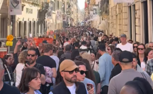 Η Ευρώπη σε «ασφυξία» από τον υπερτουρισμό: Χάος σε Ρώμη, Ποζιτάνο και Βαρκελώνη