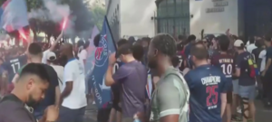 Καπνογόνα και συνθήματα από τους οπαδούς της Παρί πριν τον τελικό του Champions League (vid)