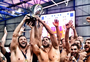 Πόλο: Η απονομή του τροπαίου στον πρωταθλητή Ολυμπιακό (vid)