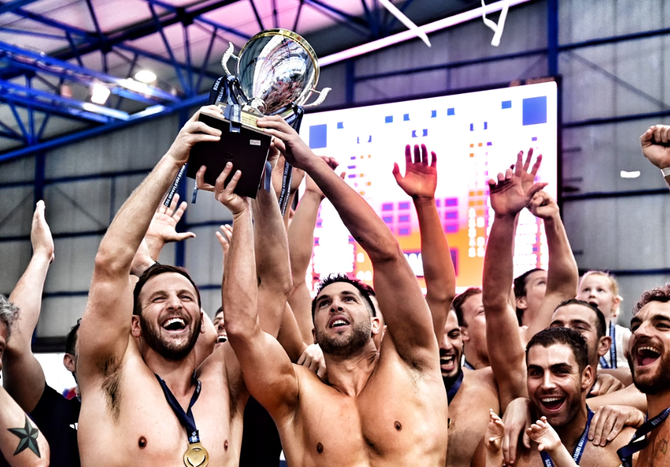 Πόλο: Η απονομή του τροπαίου στον πρωταθλητή Ολυμπιακό (vid)