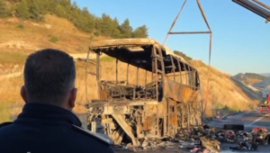 Τραγωδία στην Τουρκία: Λεωφορείο τυλίχθηκε στις φλόγες μετά από σύγκρουση – Ένας βρέφος μεταξύ των νεκρών (video)
