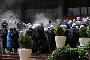 Εικόνες χάους στην Τουρκία: Η αστυνομία εισέβαλε με χημικά στα γραφεία του CHP