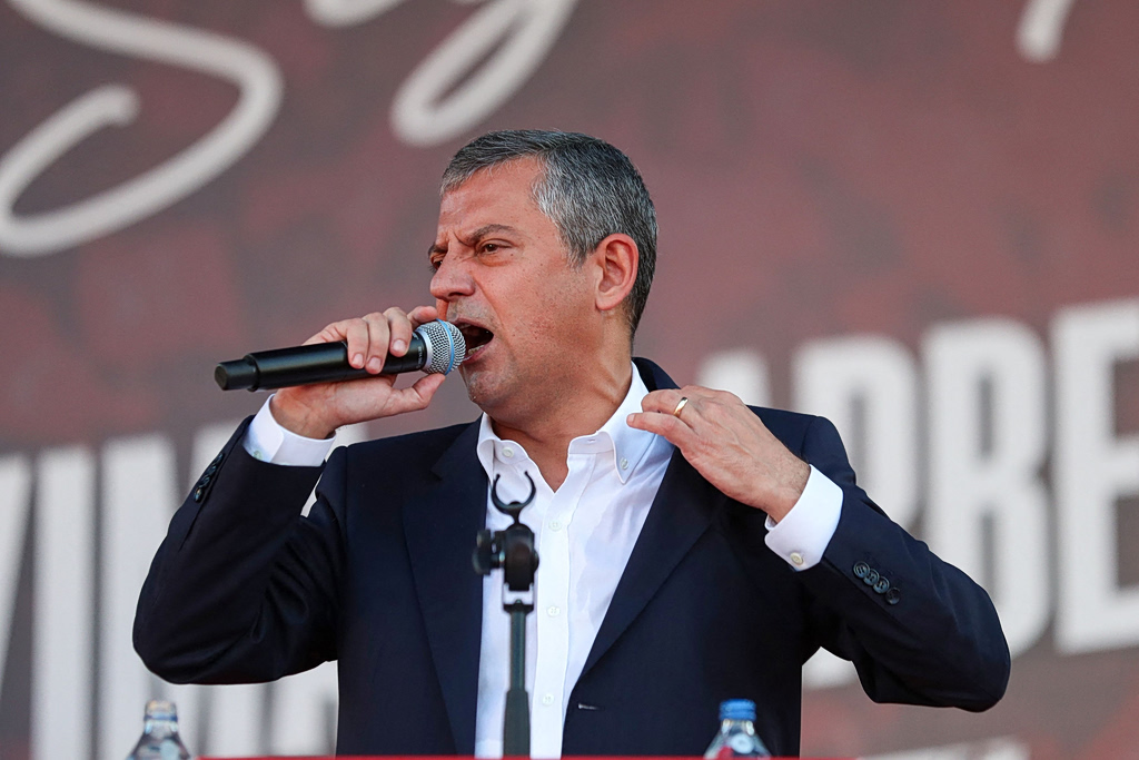 Τουρκία: Με απόφαση δικαστηρίου παύθηκε ο Οζγκιούρ Οζέλ από αρχηγός της αντιπολίτευσης