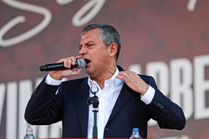 Τουρκία: Με απόφαση δικαστηρίου παύθηκε ο Οζγκιούρ Οζέλ από αρχηγός της αντιπολίτευσης
