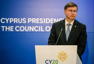 Βάλντις Ντομπρόβσκις στα «ΝΕΑ»: Προσωρινά και στοχευμένα μέτρα για το ενεργειακό σοκ
