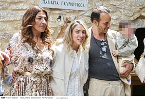 Πάνος Μουζουράκης-Μαριλού Κόζαρη: Βάφτισαν το παιδί τους – Νονά η Έλενα Παπαρίζου, η Αλίκη Παπανικολάου και ο Λεωνίδας Σκουλικάρης