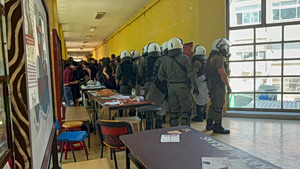ΑΠΘ: Επίθεση αντιεξουσιαστών με ρόπαλα σε φοιτητές – Έξι τραυματίες και έξι προσαγωγές (video)