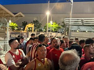 Συνέχεια στο χάος: Πάνω από 30 οπαδοί των «ερυθρολεύκων» με νόμιμο εισιτήριο έμειναν εκτός του T-Center