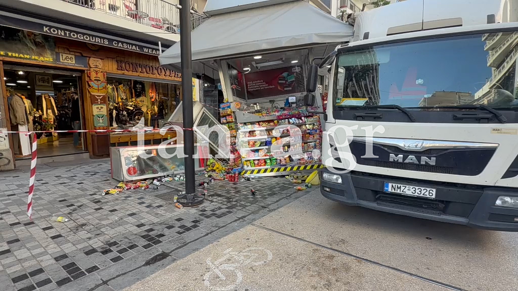 Θεσσαλονίκη: Φορτηγό έπεσε πάνω σε περίπτερο στην Αγίας Σοφίας – «Mας παρέσυρε, σαν να γίνεται σεισμός» (video)