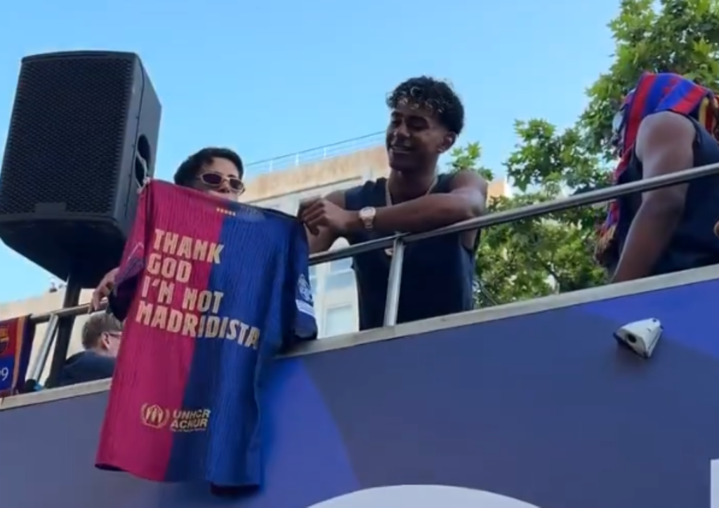 Επικός Γιαμάλ στη παρέλαση τίτλου: «Ευχαριστώ το Θεό που δεν με έκανε Μαδριλένο» (vid)