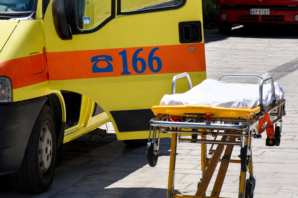Σοβαρό ατύχημα στον Βόλο: Μπέρδεψε τις ταχύτητες και παρέσυρε τη μητέρα της με το ΙΧ της