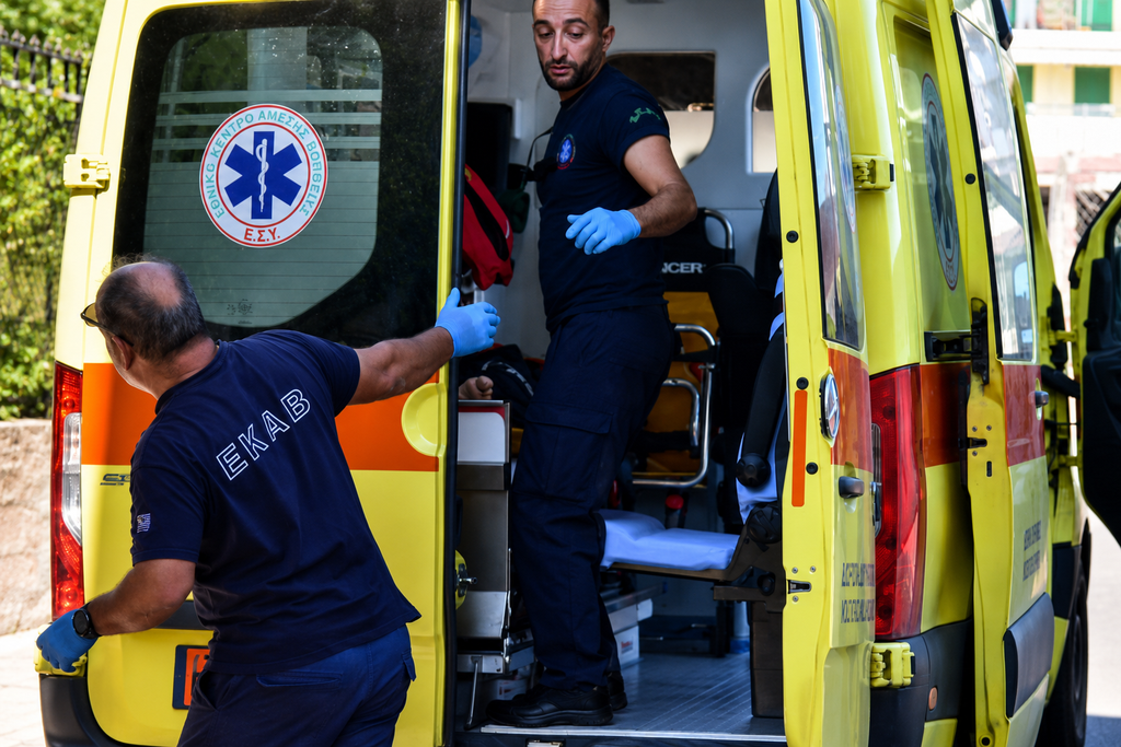 Νέο Φάληρο: 70χρονη έπεσε από τον τρίτο όροφο του σπιτιού της ενώ καθάριζε | Επικαιρότητα στο PlusTV.gr