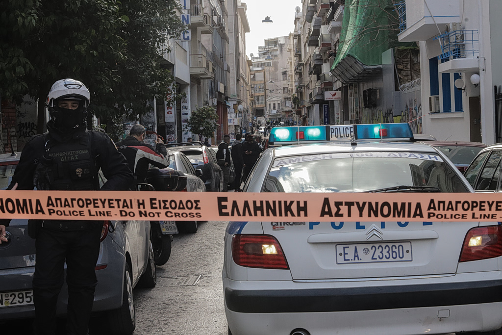 Συναγερμός στην Καλλιθέα: Μπήκε με όπλο τύπου ούζι σε κατάστημα και πυροβόλησε γυναίκα